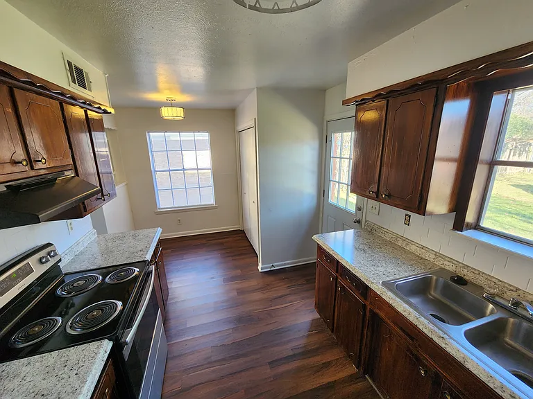 1905 W Shields Dr — Photo 3