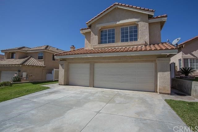 Gorgeous neighborhood offers large lots, friendly neighbors, and plenty of garage space.