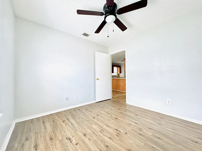 126 E 2nd St #B — Photo 9