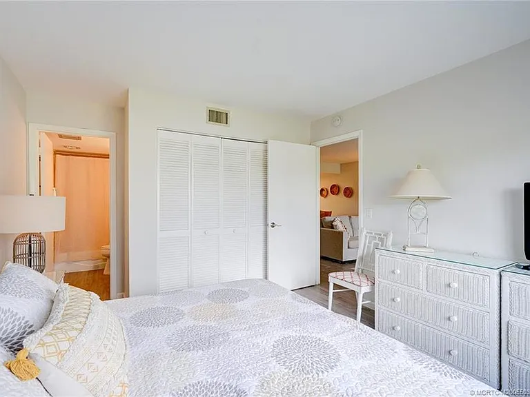 5553 NE Gulfstream Way — Photo 18