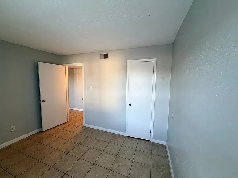 1616 E Moore St — Photo 2
