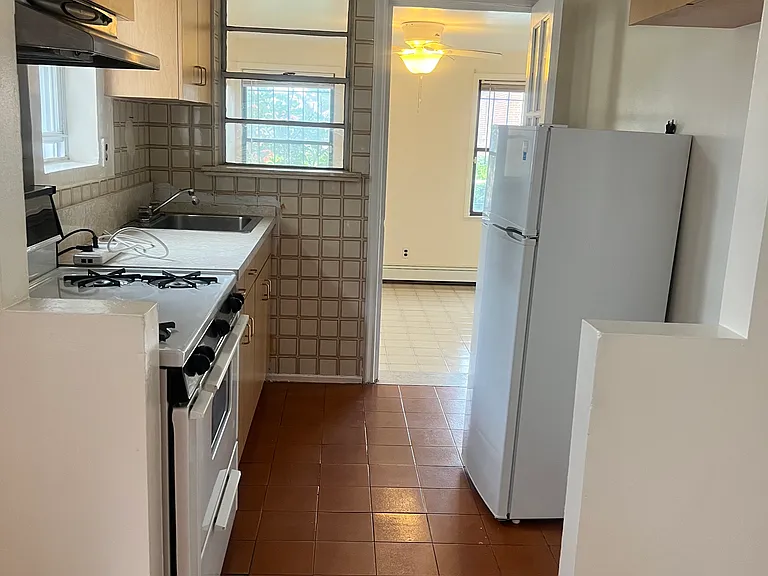2210 Young Ave #1 — Photo 8