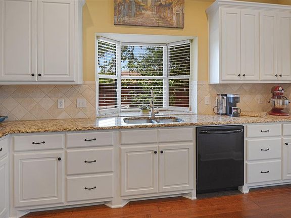 5th image of 401 Knoll Park Ct