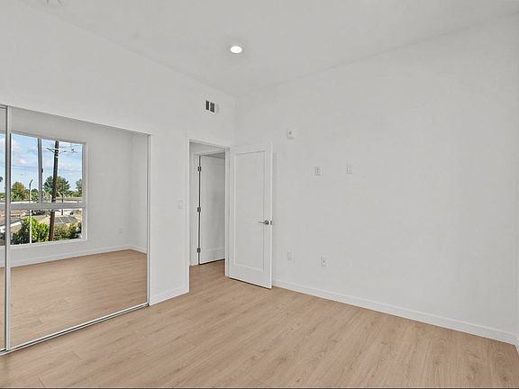 4th image of 6232 Whitsett Ave #201
