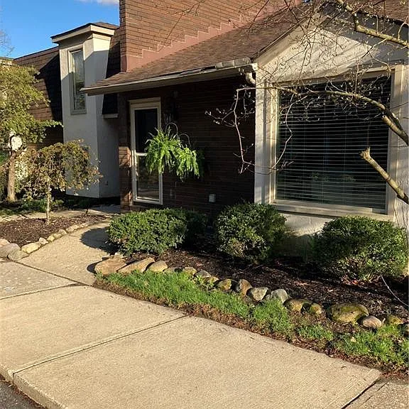 Quiet, wooded neighborhood walking distance to Burntwood, Pickle and the new Farinacci Pizza of Brecksville. Just 5 minutes to I77 & Wallings Rd and 10 minutes from the new Seven Hills Meijer!