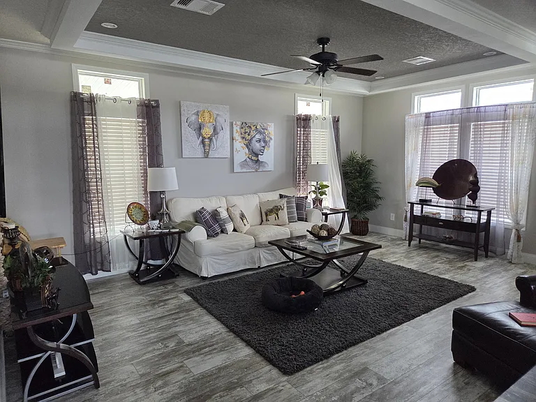 Massive living room with tre-ceiling