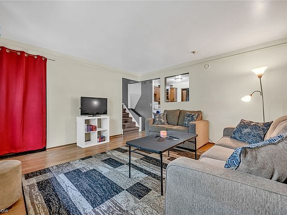 4th image of 912 King St