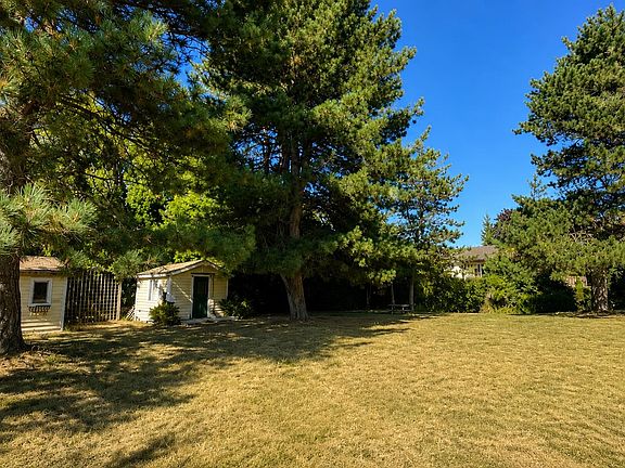 3rd image of 18118 Claytonwood Cres