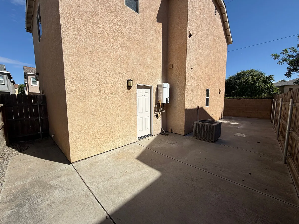 Building Photo - 324 Olive Way