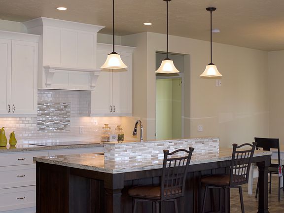 Kitchen w/Storage in Island