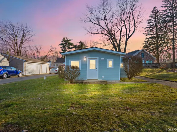 2286 Davista Dr, Highland, MI 48356