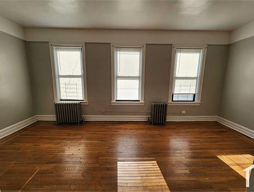 4th image of 950 E 227th St APT 3