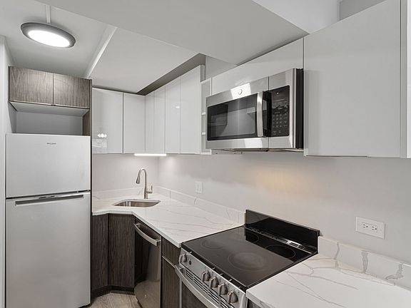 2nd image of 6007 N Kenmore Ave #17672943