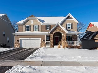 8040 Lakebridge Ln, Victoria, MN 55386
