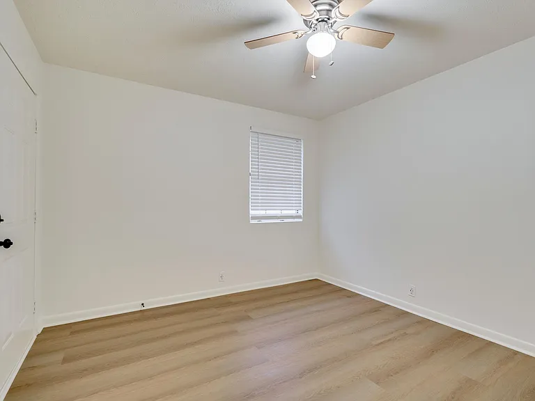 506 Morton Ave — Photo 18