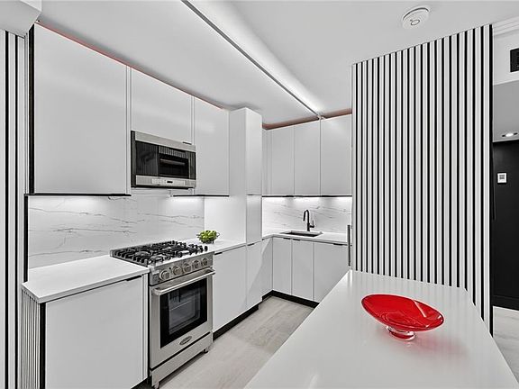 2nd image of 2285 Peachtree Rd NE Unit 706