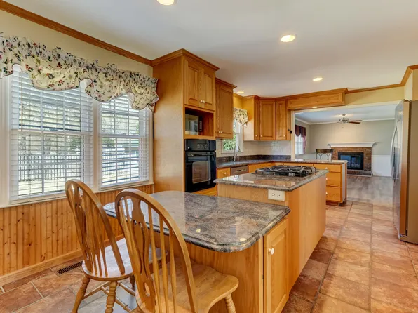 1915 Woodhue Dr, Burlington, NC 27215