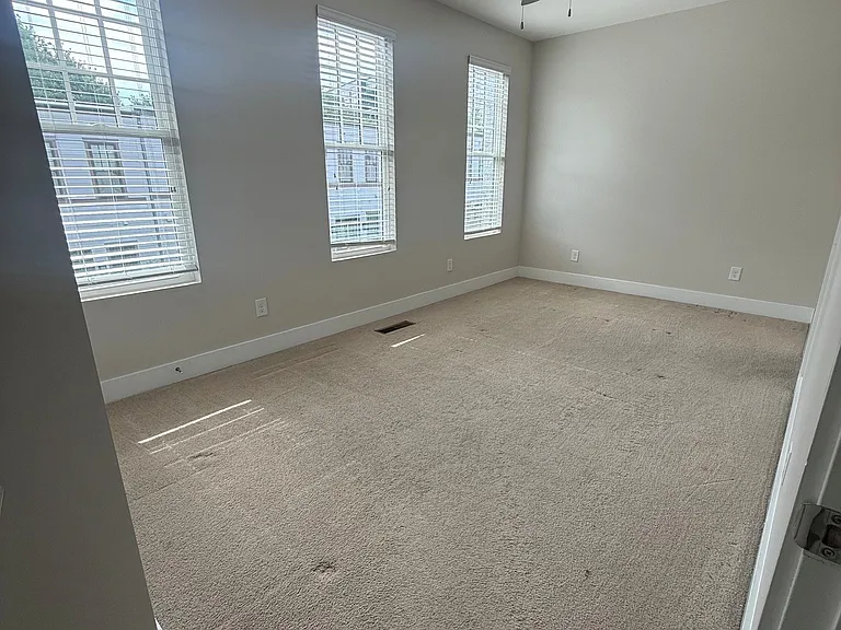 733 Taylor Ct NE — Photo 5