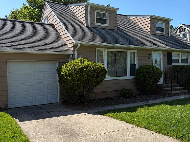 1385 Beaconfield Rd — Photo 2