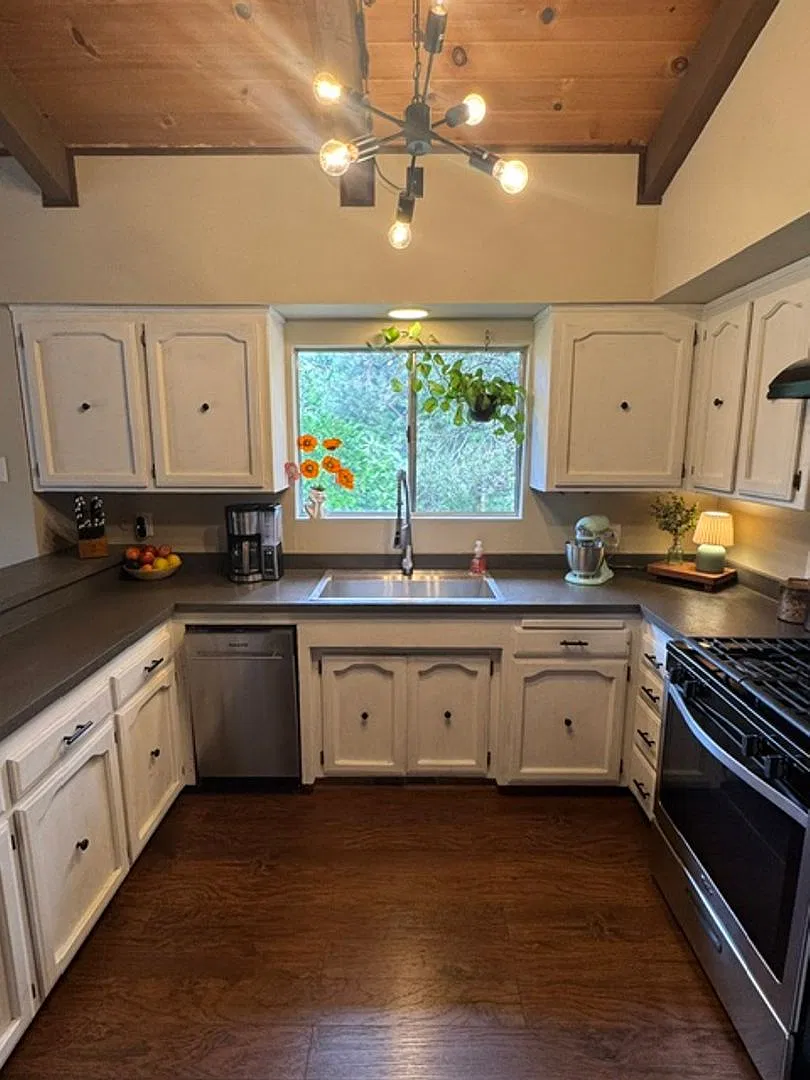 Fully Furnished 3 Bedroom Mountain Cabin with Garage, Large Deck & Scenic Views — Photo 2