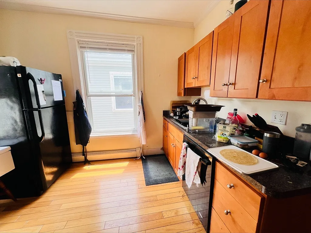 3 bed, 1.0 bath, 1100 sqft, $3,300 — Photo 2