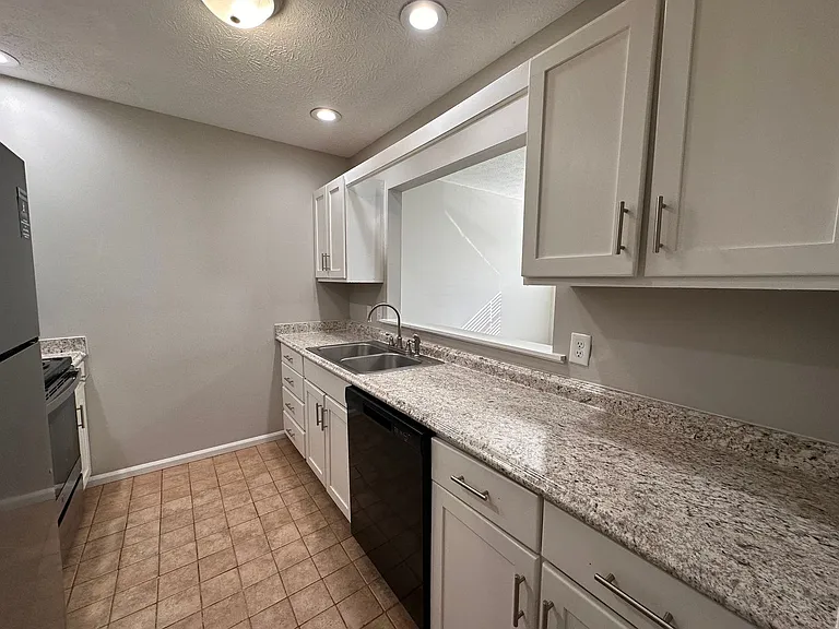 Breckenridge Apartment Homes — Photo 54