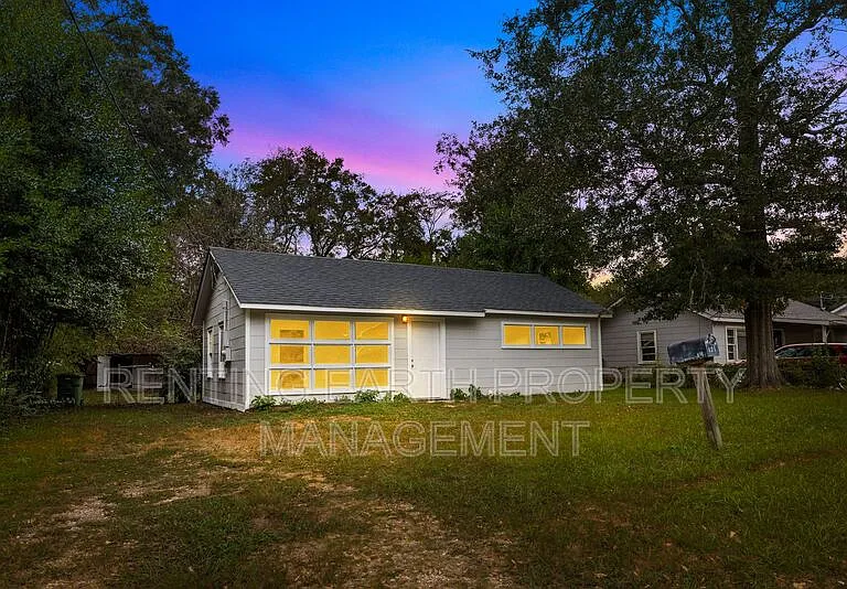 341 Chisholm St — Photo 2