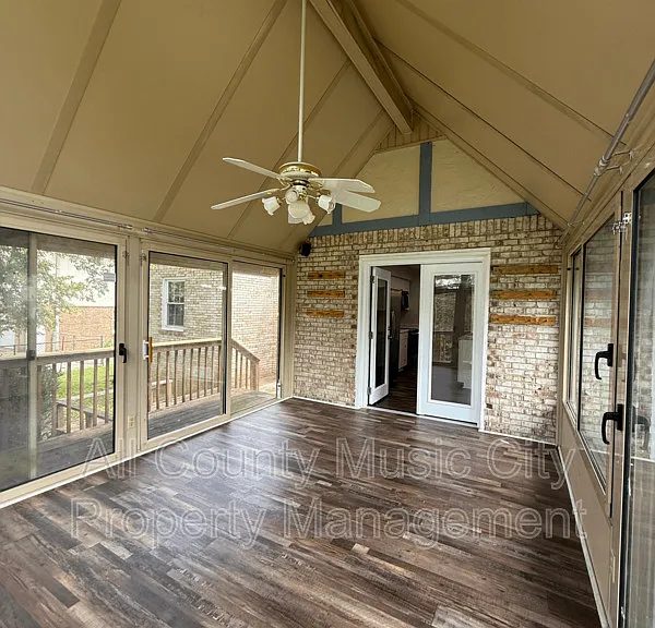 553 Owendale Dr — Photo 6