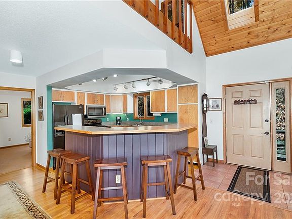 3rd image of 209 Honeysuckle Ln