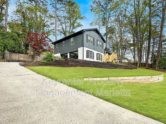 3rd image of 651 Inglis Dr SE