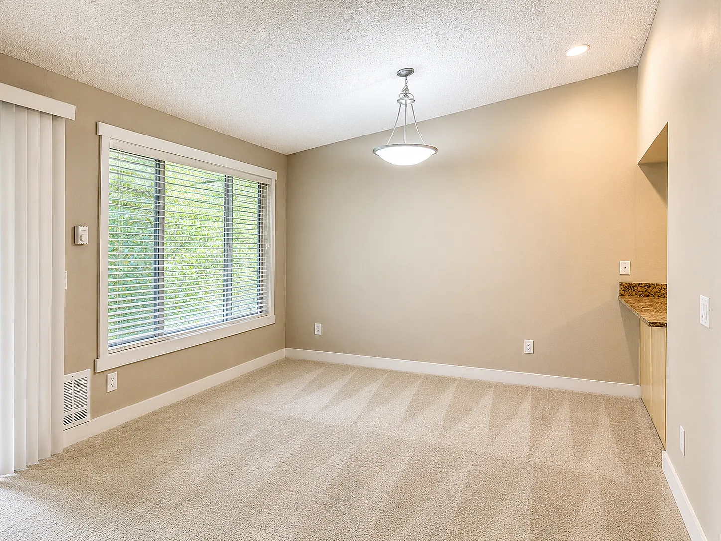 2 bed, 1.5 bath, 922 sqft, $2,395 — Photo 2