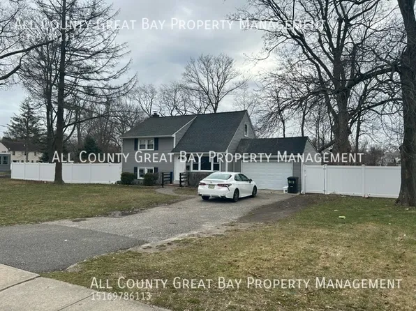 406 Brook Ave, Bay Shore, NY 11706