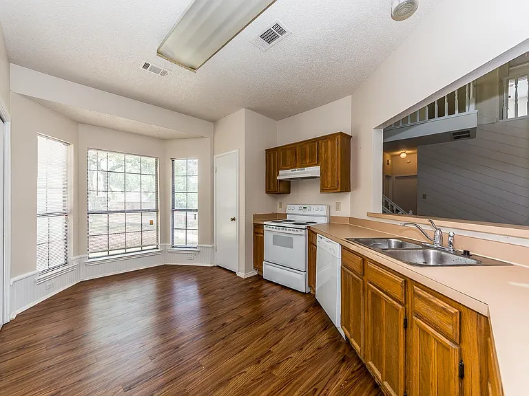 2710 Francisco Dr — Photo 32