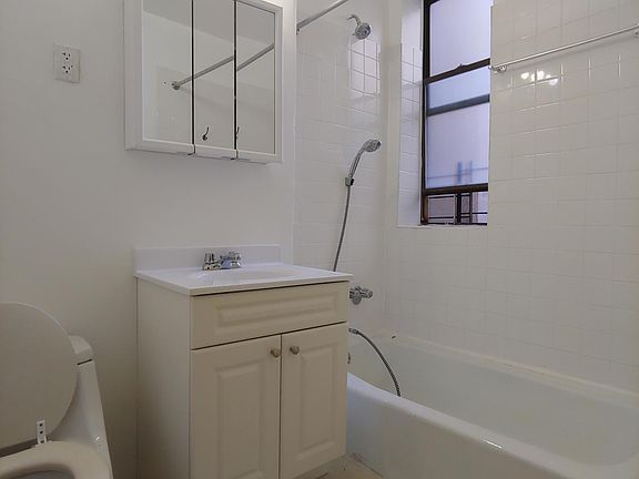 3rd image of 940 Bronx Park #3B
