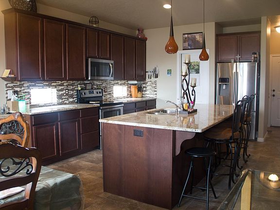 Large Island provides lots of counter space!