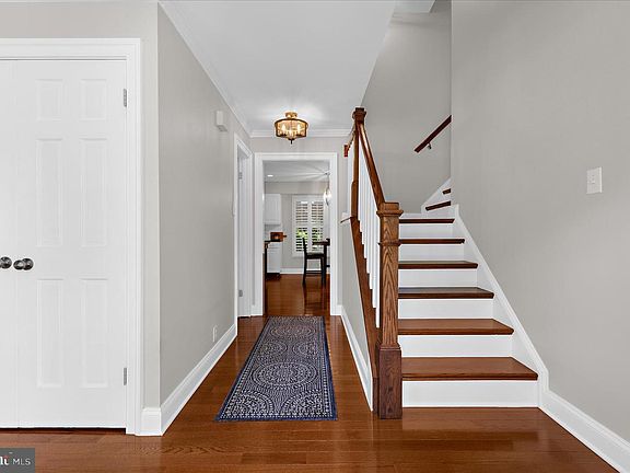 3rd image of 406 Honeywood Ct