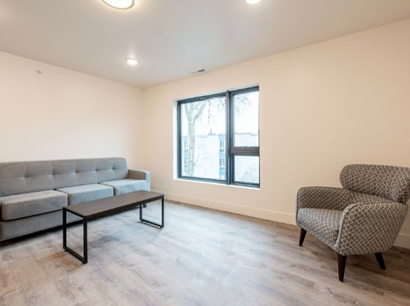 5th image of 911 S Main 301bed4