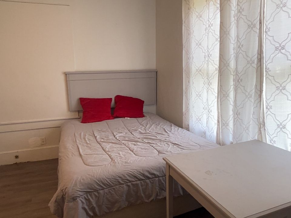 1st image of 725 W Silas Brown St #3