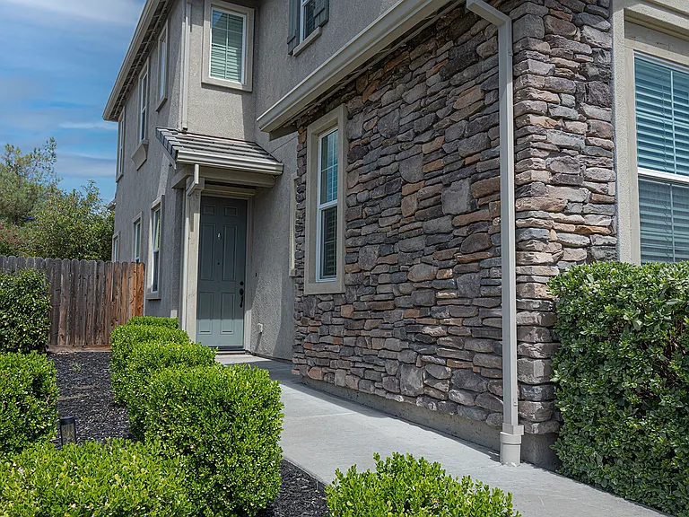 1501 Peony Ln — Photo 3