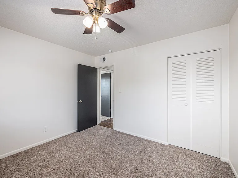 Blue Springs Apartments — Photo 19