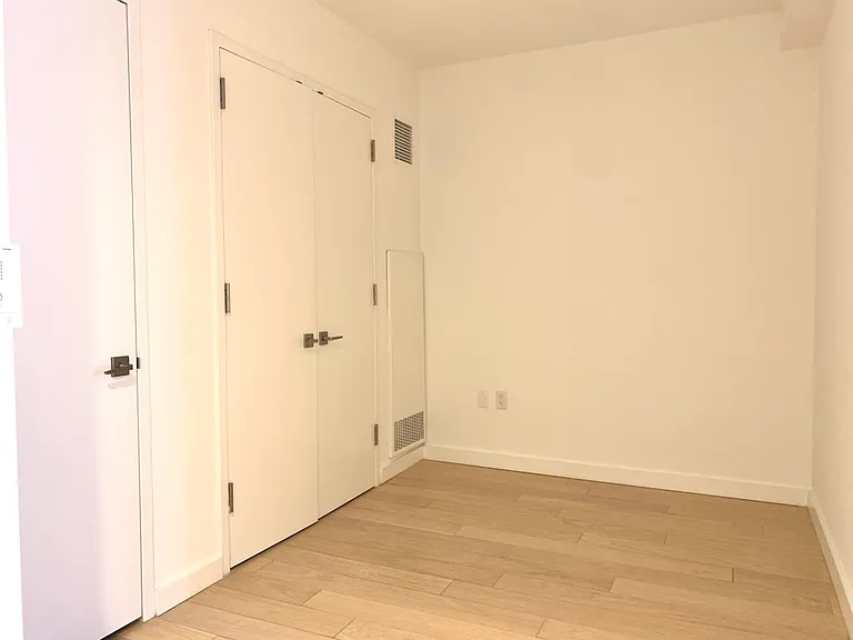 535 W 43rd St S #8L — Photo 5