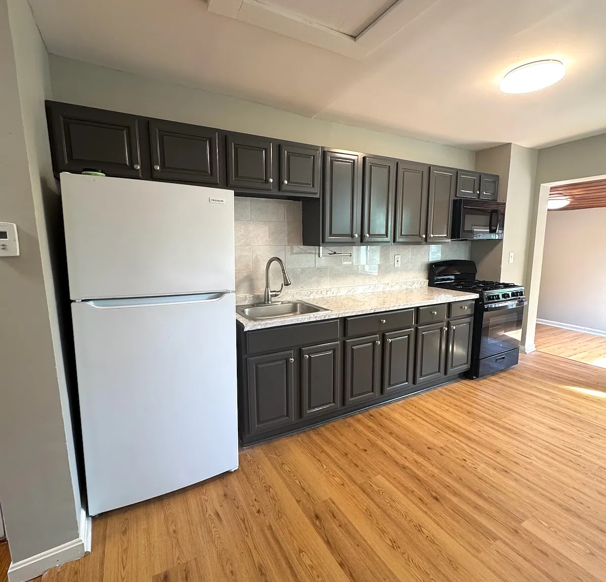 3 bed, 1000 sqft, $1,900 — Photo 1