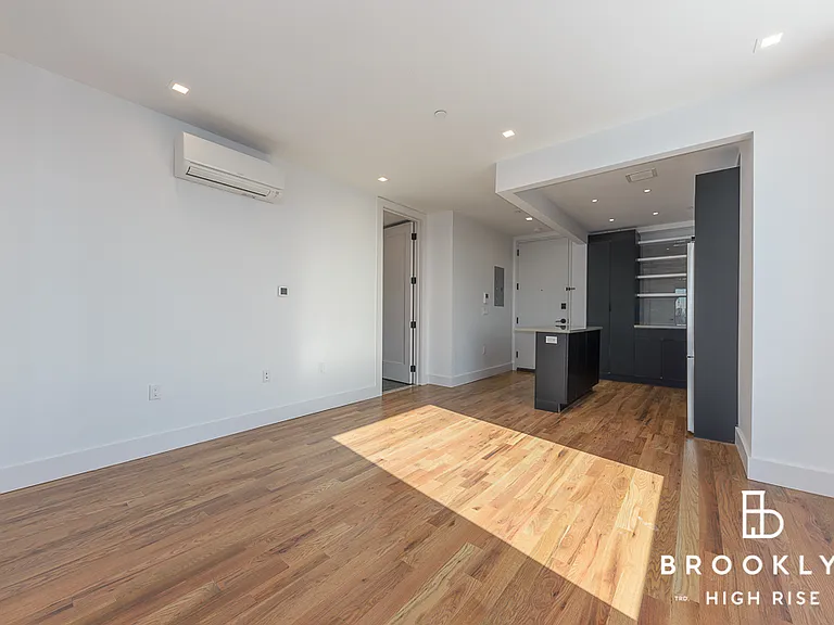 1010 Rogers Ave #4E — Photo 3