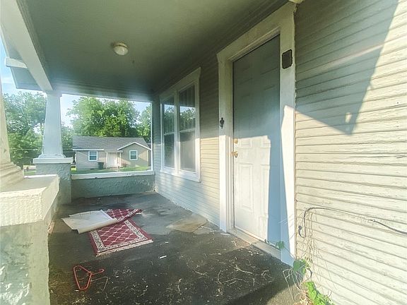 3rd image of 924 N 2nd Ave