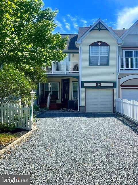 1st image of 945 Yacht Club Dr
