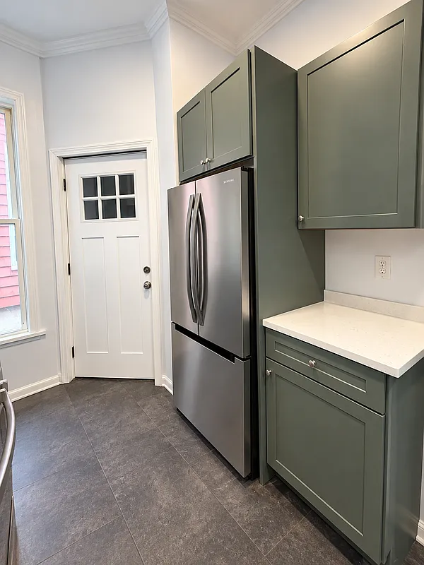 3 bed, 1.0 bath, 1200 sqft, $2,500 — Photo 3