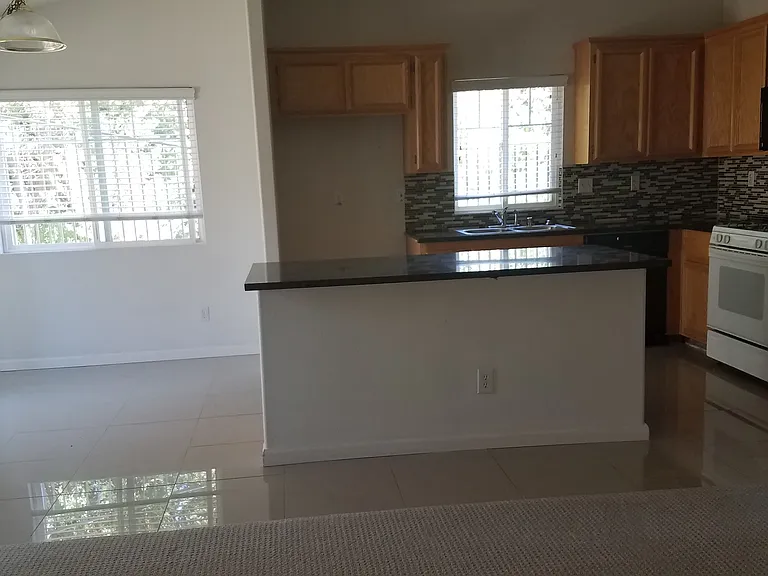 1022 Thompson Cir — Photo 5