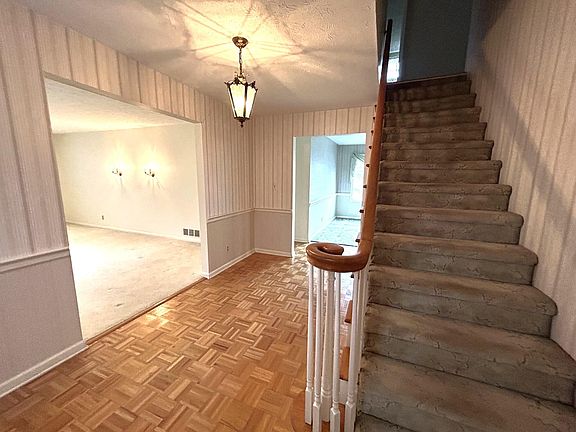5th image of 170 Bourbon Hills Dr
