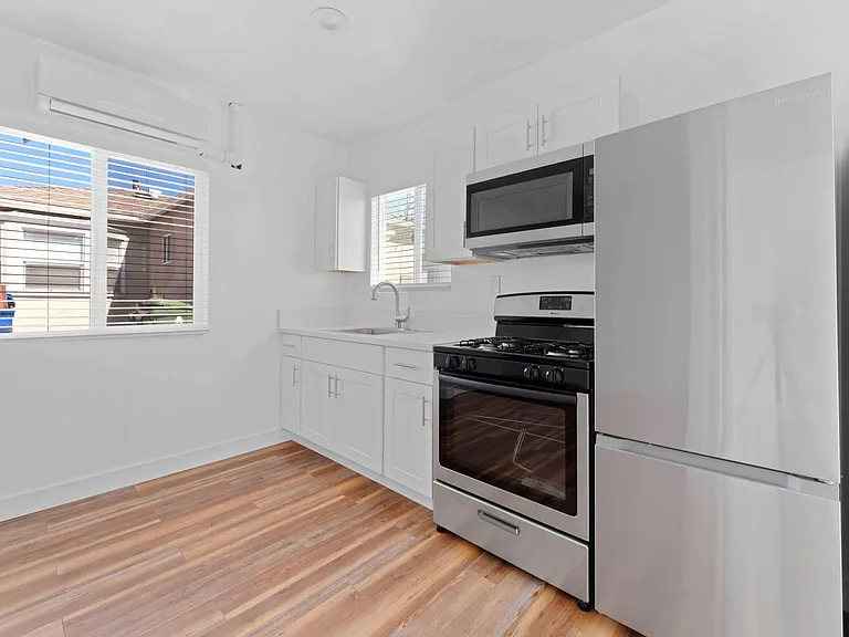842 W 115th St — Photo 8
