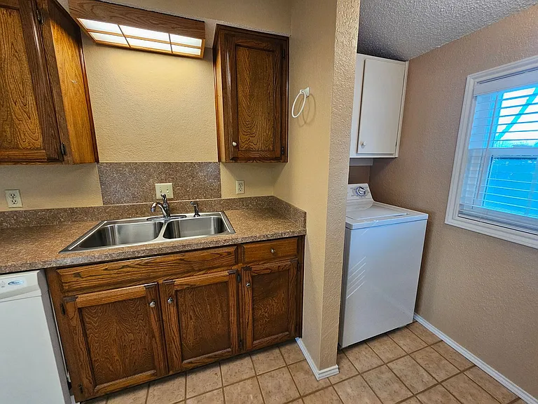 400 Hallmark Dr — Photo 15